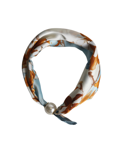 Sjaaltje met bloemen print en parel sluiting