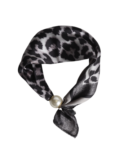 Leopard sjaaltje met parel sluiting