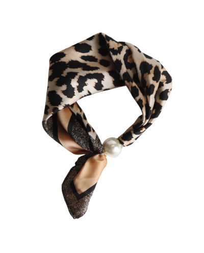 Leopard sjaaltje met parel sluiting