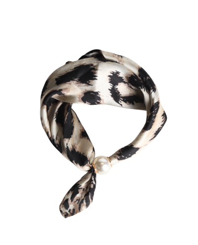 Leopard sjaaltje met parel sluiting