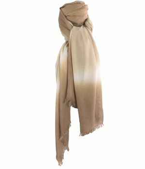 Luchtige sjaal met kleurverloop in beige naar bruin.