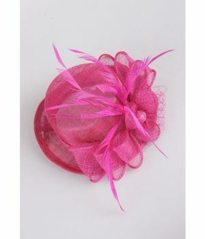Cerise roze sinamay haaraccessoire op clips