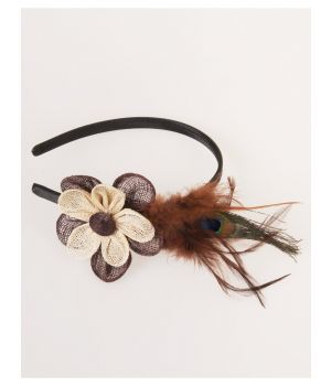 Bruine fascinator met sinamay bloem, veren en pauwenoog