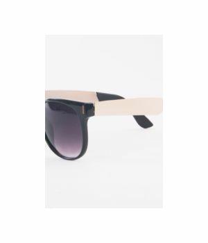 Trendy wayfarer zonnebril met zwart frame en mat goudkleurige poten