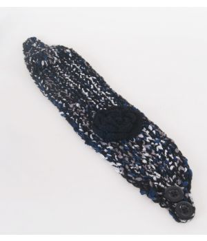 Zwart met blauw gemêleerde fijngebreide hoofdband met roos en knoopsluiting