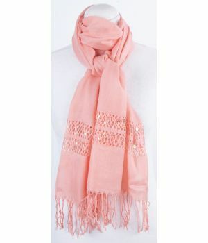 Zalm roze sjaal met opengewerkt gedeelte