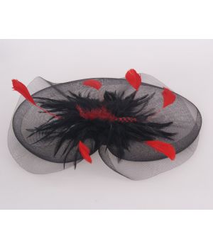 Zwarte fascinator van gaas met rode veren
