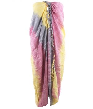 Sarong met tie-dye print in de kleuren geel, roze en grijs.