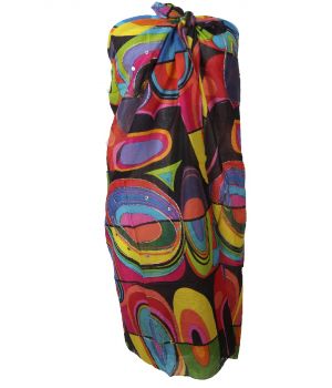Zwarte sarong met kleurrijke grafische print