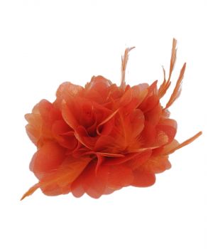 Oranje haarspeld/corsage met bloem en veren