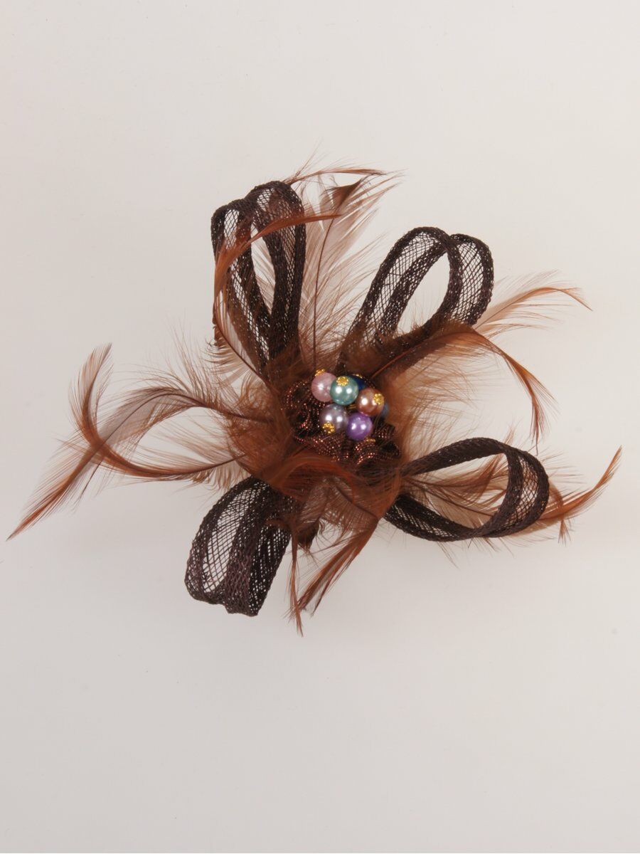 Bruine Fascinator Met Sinamay Strik Veertjes En Toef Van Parels huismerk kopen in de aanbieding Bruine Fascinator Met Sinamay Strik Veertjes En Toef Van Parels huismerk kopen in de aanbieding