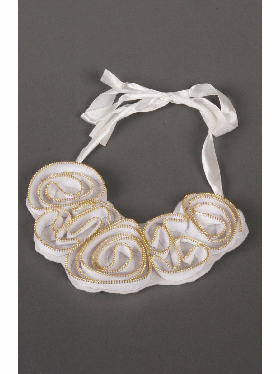 Witte Vilten Ketting Met Rits Rozetten huismerk kopen in de aanbieding