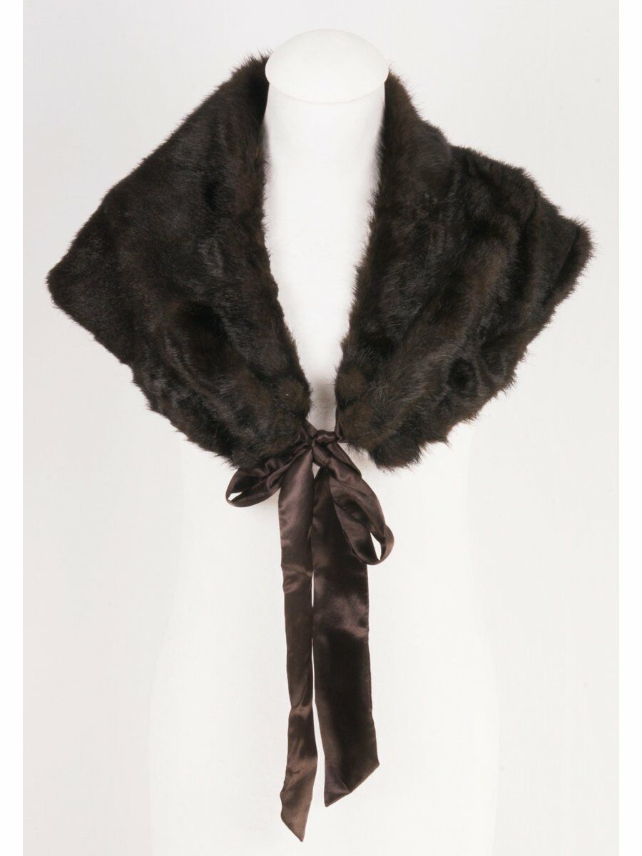 Diep Donkerbruine Faux Fur Bontstola Met Satijnlint Sluiting huismerk kopen in de aanbieding Diep Donkerbruine Faux Fur Bontstola Met Satijnlint Sluiting huismerk kopen in de aanbieding