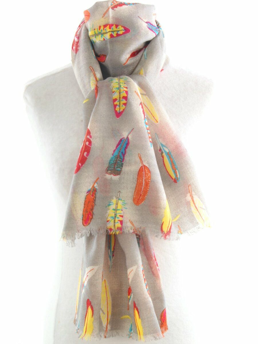 Handbedrukte High Fashion Sjaal In Grijs Met Bonte Veren Prints huismerk kopen in de aanbieding