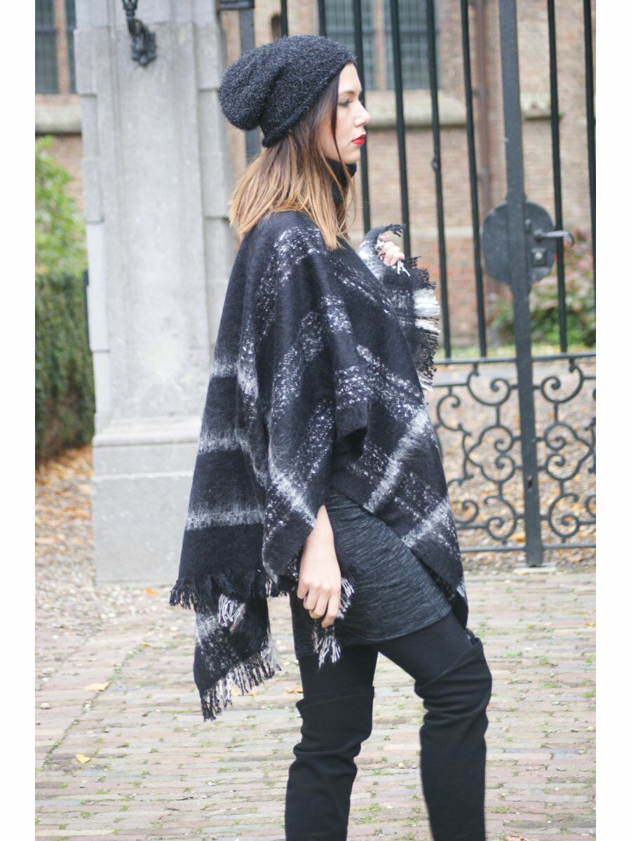 Zwarte Boucle Mohair Poncho Met Gebreide Kol huismerk kopen in de aanbieding