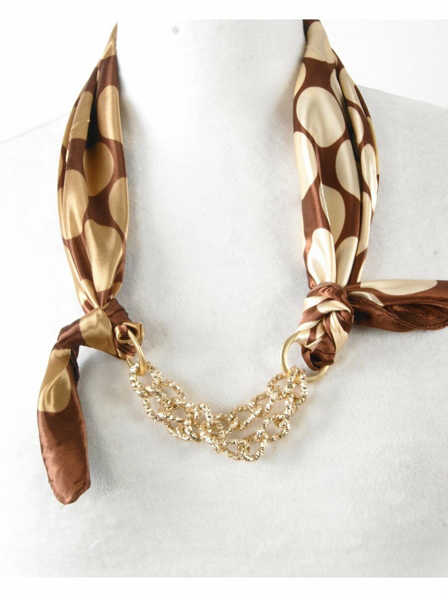 Bruine Halsdoek Met Beigeivoorkleurige Stippenprint huismerk kopen in de aanbieding