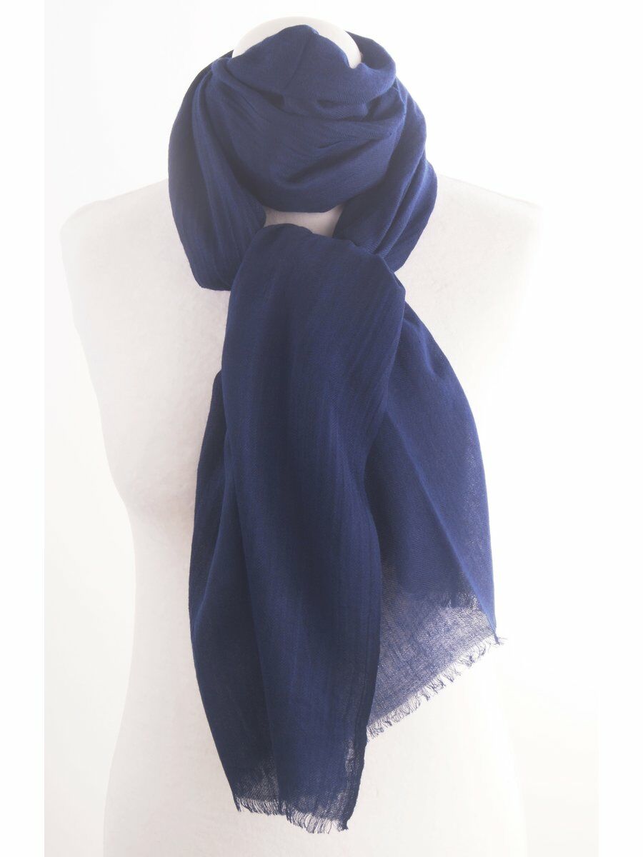 Effen Marineblauwe Sjaal Van Licht Gevilte Wollen Mousseline huismerk kopen in de aanbieding Effen Marineblauwe Sjaal Van Licht Gevilte Wollen Mousseline huismerk kopen in de aanbieding