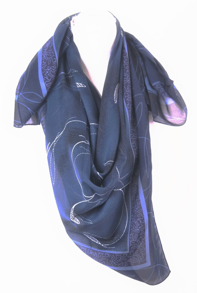Vierkante Donkerblauwe Voile Sjaal Met Dessin In Denimblauw En Wit huismerk kopen in de aanbieding Vierkante Donkerblauwe Voile Sjaal Met Dessin In Denimblauw En Wit huismerk kopen in de aanbieding