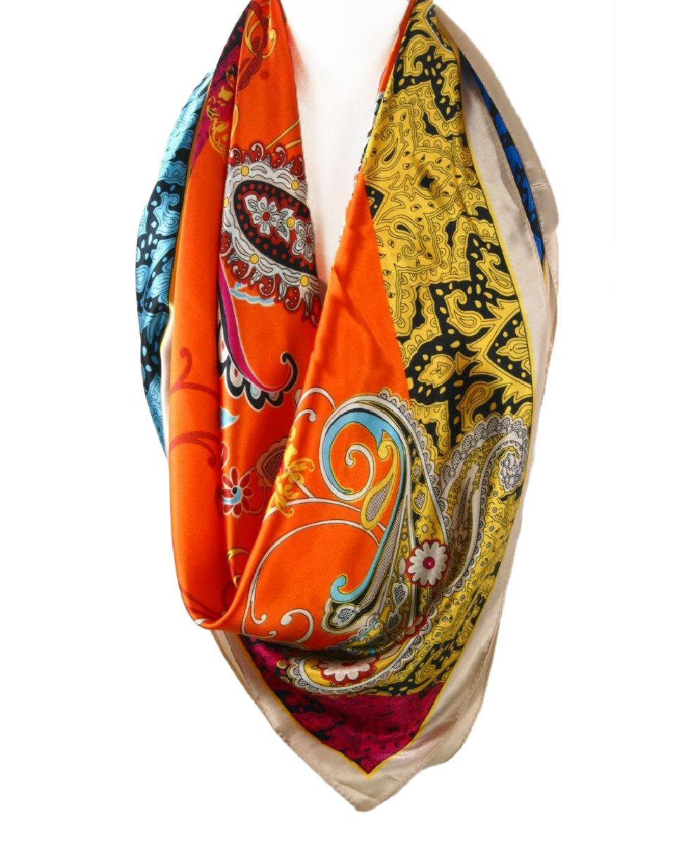 Oranje silktouch sjaal met meerkleurige vlakken en paisleyprint